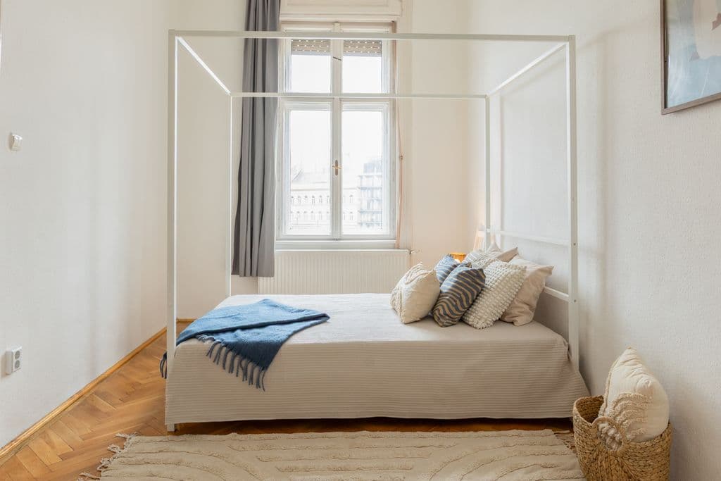 Large Private Room at Baross tér 16